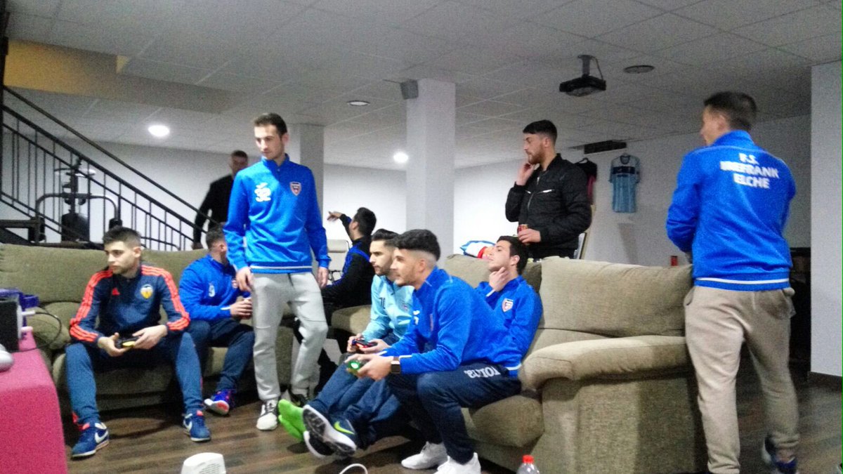 Hoy nuestros jugadores y ex jugadores hacen piña con una cena de equipo celebrando la buena racha. ¡Juntos somos más fuertes!