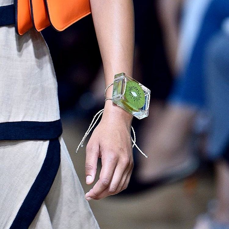 SLFfashion's tweet photo. Kiwi slice infused in an ice-cube plexiglass bracelet at Maison Margiela Spring Summer 2017 #PFW. #HowChildish #HowCute #SummerScreaming https://t.co/qiXoDmgG6R