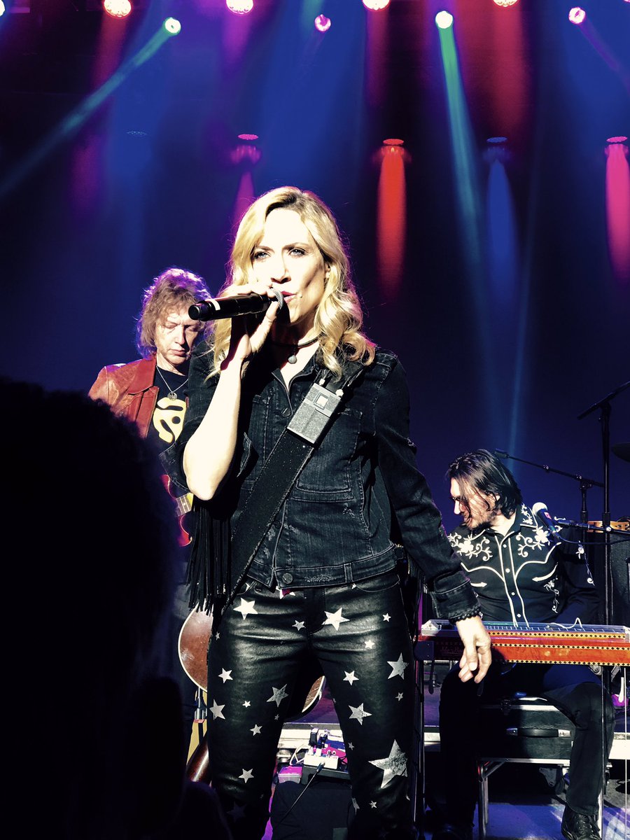 nataliechiles's tweet photo. @SherylCrow Thank you for an amazing concert last night &amp; tolerating the variety of political persuasions in attendance. You were amazing! https://t.co/TbSFmlr12U