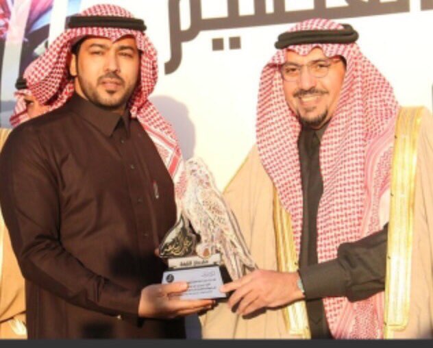 al_wiswis's tweet photo. أمير منطقة القصيم يكرم الشيخ/ممدوح بن جازي الوسوس  وذلك لرعايته ودعمه #مهرجان_النايفة_للصقور 
الذي أقيم بالأسياح. https://t.co/Vblz6XORSL