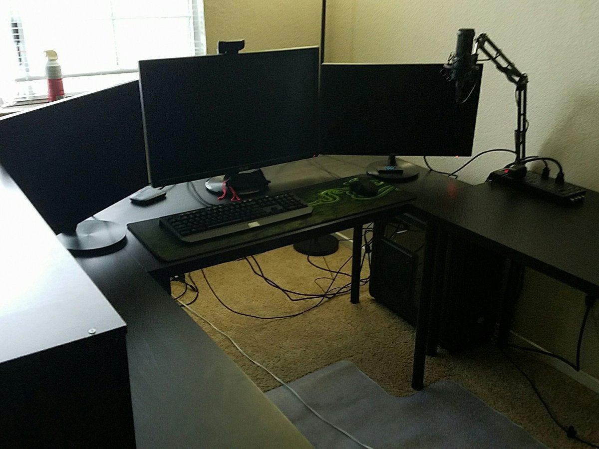 GingerpixleGame's tweet photo. New set up coming along nicely! #Razer #twitch #stream https://t.co/ZMecMqRi0j