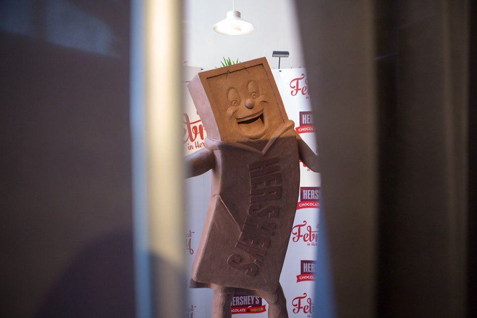 PennLive's tweet photo. Chocolate World unveils 200-pound chocolate sculpture. BUT YOU CAN'T EAT IT. https://t.co/owd7TfkPb7 https://t.co/CnF5LaPQaO
