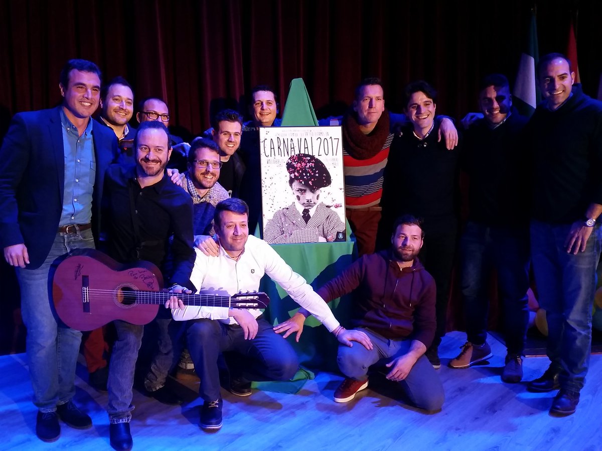 Comparsabollu's tweet photo. Con el autor del cartel y compañero @Principiodei y @rubenrodricam alcalde de @AytoBollullos por otros 15 años más !! Q empiece la función https://t.co/iNXRwgr79g