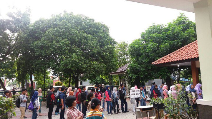 treasureSTAN_'s tweet photo. kalian bisa jalan ke kanan dari pintu masuk SMA 1 (2/2) https://t.co/Tdpxml2PR9