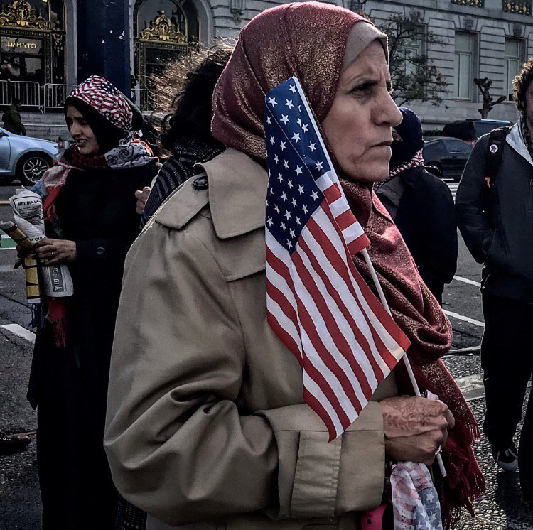cececarpio's tweet photo. Muslim woman holds American flag as she listen toIslamic song of prayers.
#nomuslimban #NoBanNoWall #SanFrancisco https://t.co/jht9ar086u