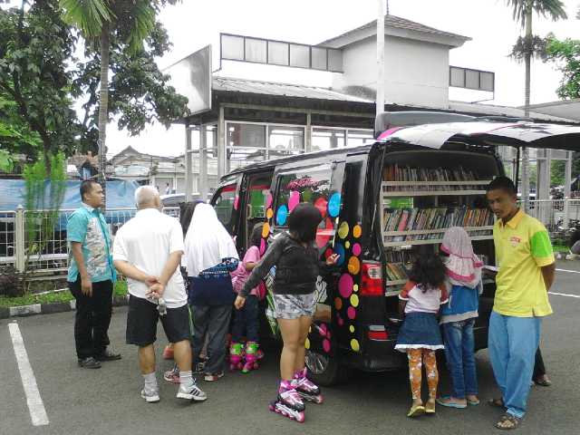 bdgdisarpus's tweet photo. #MovingLibrary _ Layanan Baca di CFD Dago dan Buahbatu juga area Carefour Kircon. @DispusipdaJabar @PRFMnews @DiskominfoBdg @ridwankamil https://t.co/HWjpeyqk3o