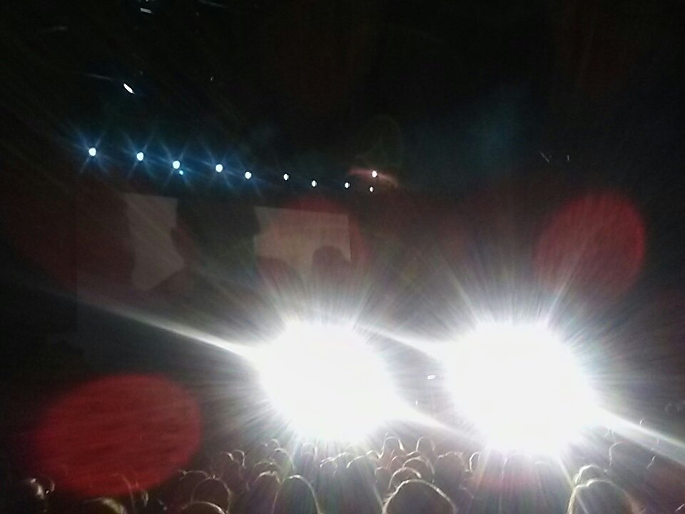 Sketch31002's tweet photo. Being blinded at #DTown17 lol https://t.co/e3TbR2mlhF
