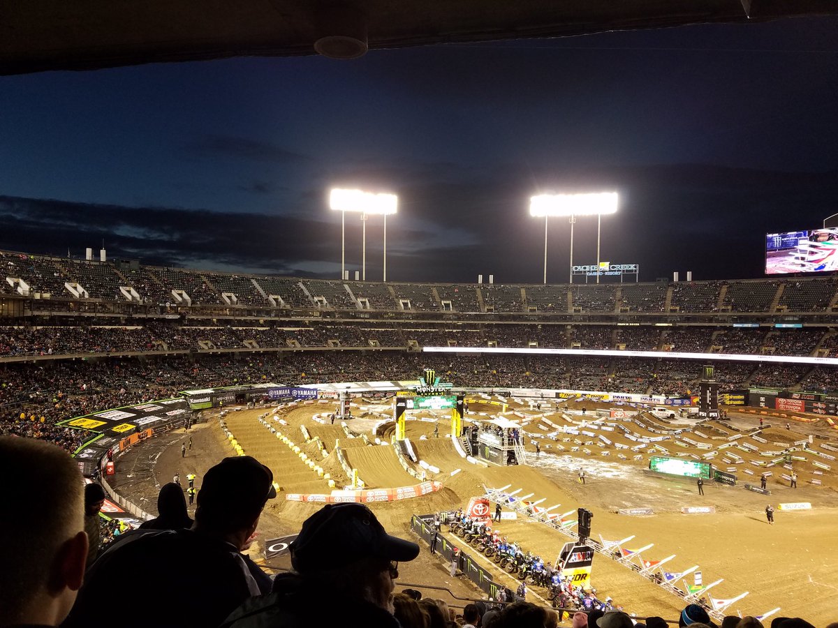foxiefrisbie's tweet photo. @SupercrossLIVE  
Let's go racing boys!!! #250main https://t.co/FmUostIxjK