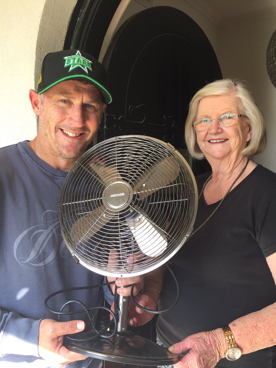 Checking in on my neighbour to make sure she’s set to #SurviveTheHeat this summer. Get more tips here: ow.ly/GtJe308B29d #spon