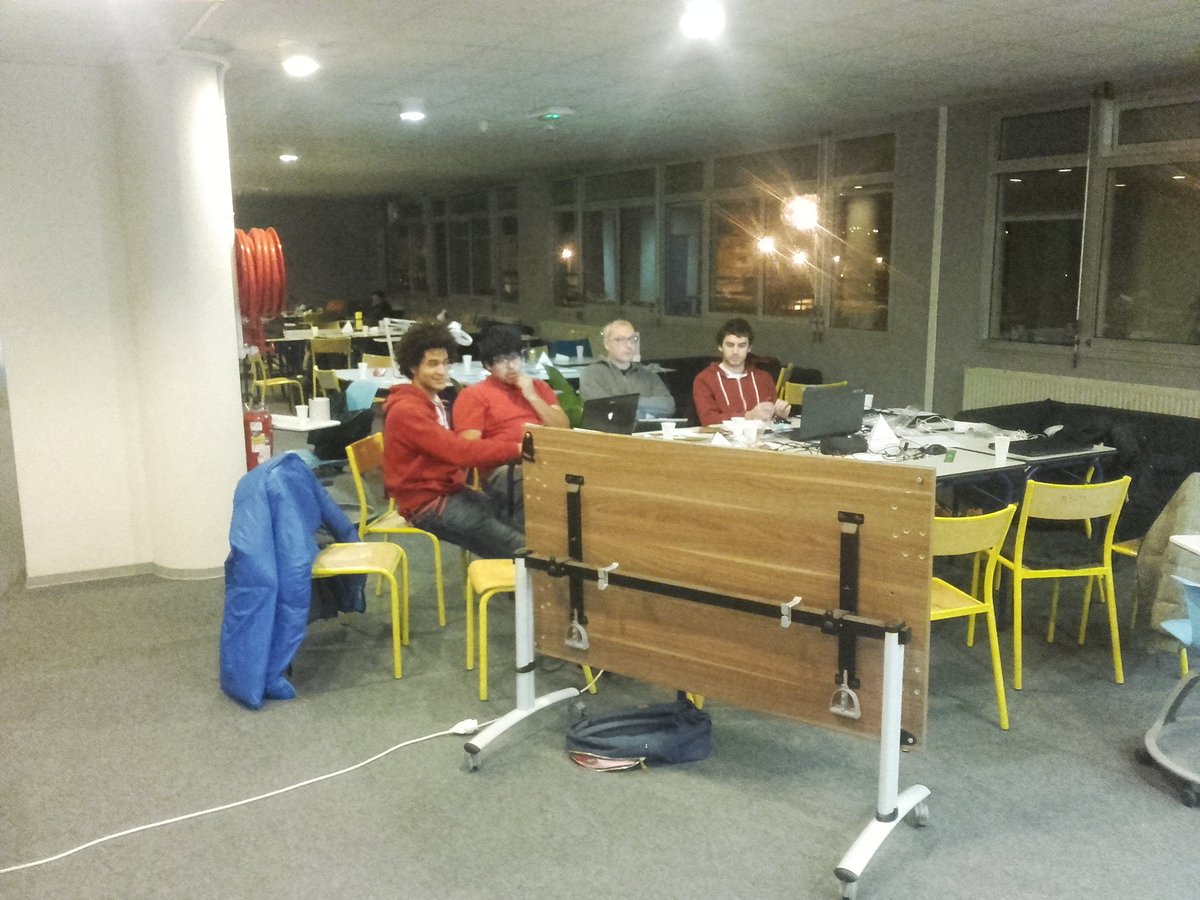 FabLabMarseille's tweet image. Les différentes équipes du #WeMOC sont motivées jusqu'au bout et continuent toute la nuit ! @makers_original  @CentraleMars @CIA_ECM