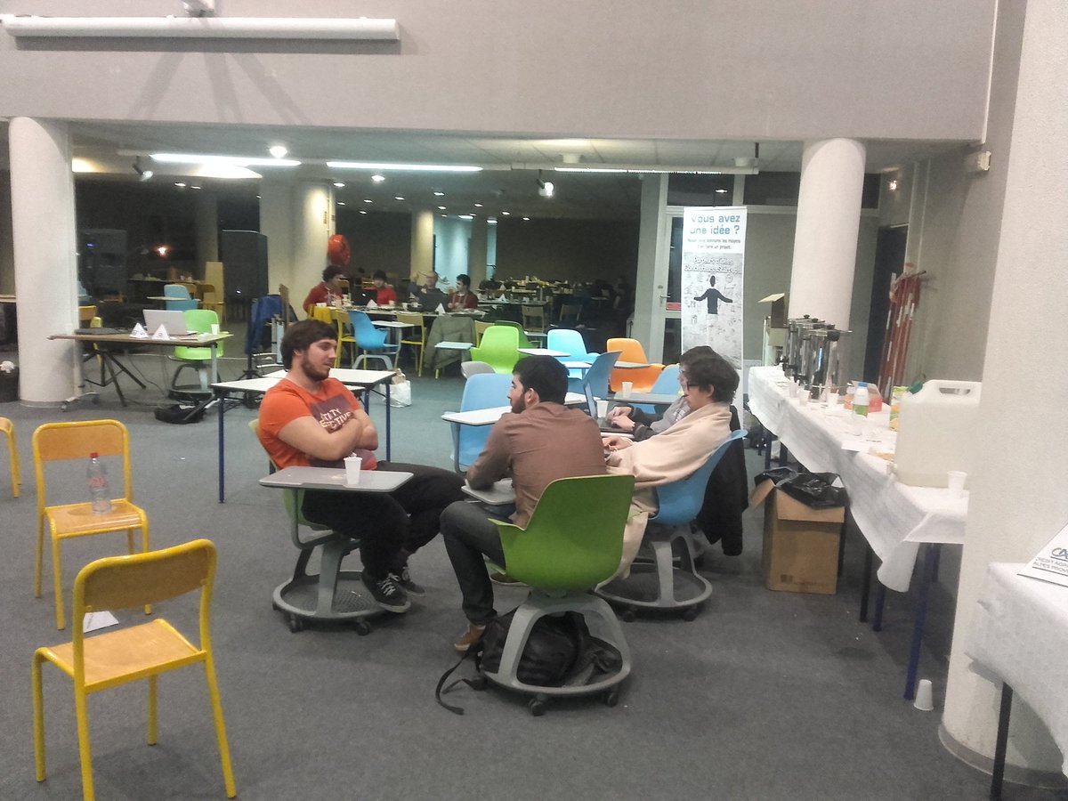 FabLabMarseille's tweet image. Les différentes équipes du #WeMOC sont motivées jusqu'au bout et continuent toute la nuit ! @makers_original  @CentraleMars @CIA_ECM