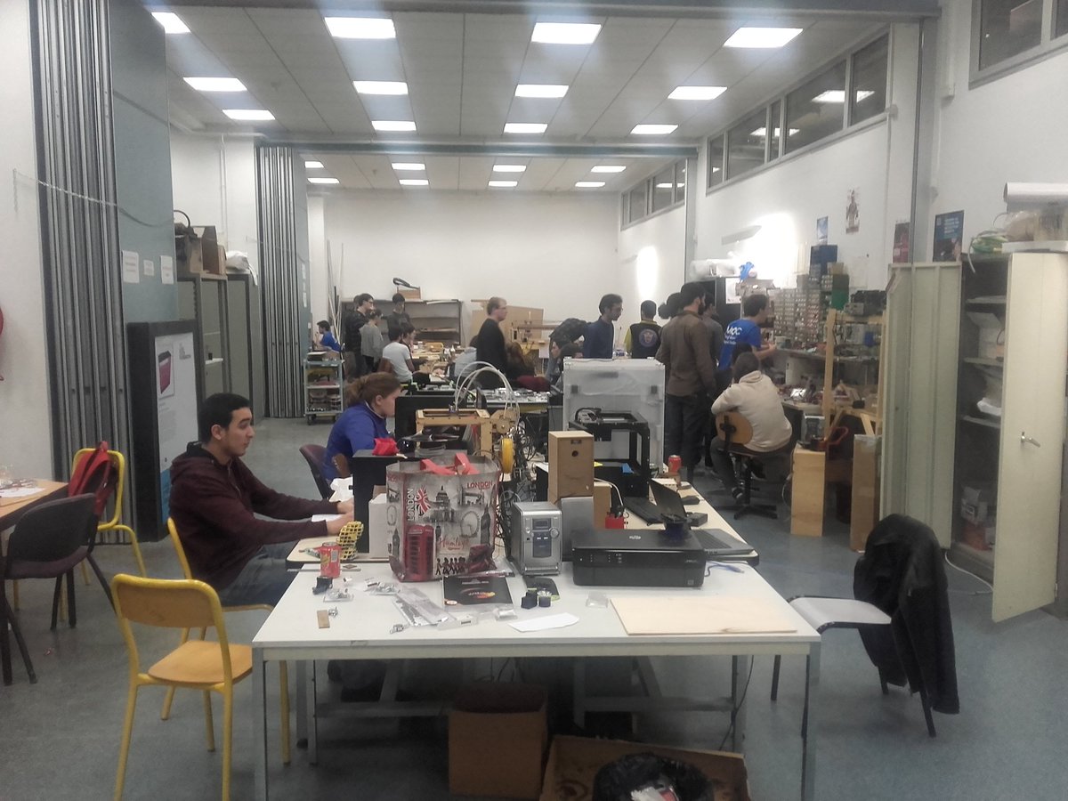 FabLabMarseille's tweet image. Les différentes équipes du #WeMOC sont motivées jusqu'au bout et continuent toute la nuit ! @makers_original  @CentraleMars @CIA_ECM