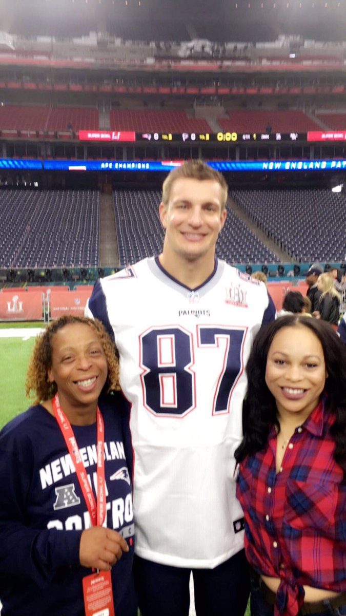 itsjus_mac's tweet photo. How my day went #SuperBowlEve #TreyFlowers #LilBro #98Problems #Gronkowski #Edelman #Boldin #White #Lewis #Patriots  #NRGStadium #SuperBowl https://t.co/hUpTpBPm2m