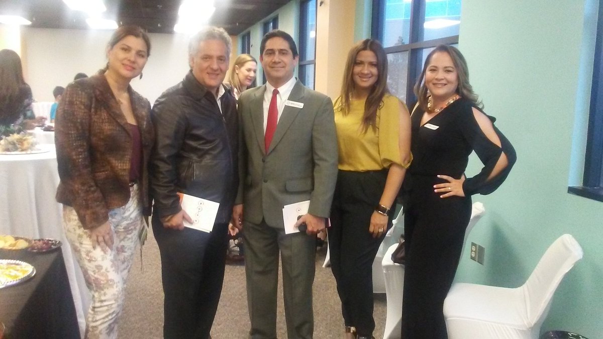ConsulMexOrl's tweet photo. El Cónsul Juan Sabines saluda a la intérprete cristiana Any Puello en el 1er aniversario de servicios en español de #FirstBaptistChurch https://t.co/IpmDqQgi3L