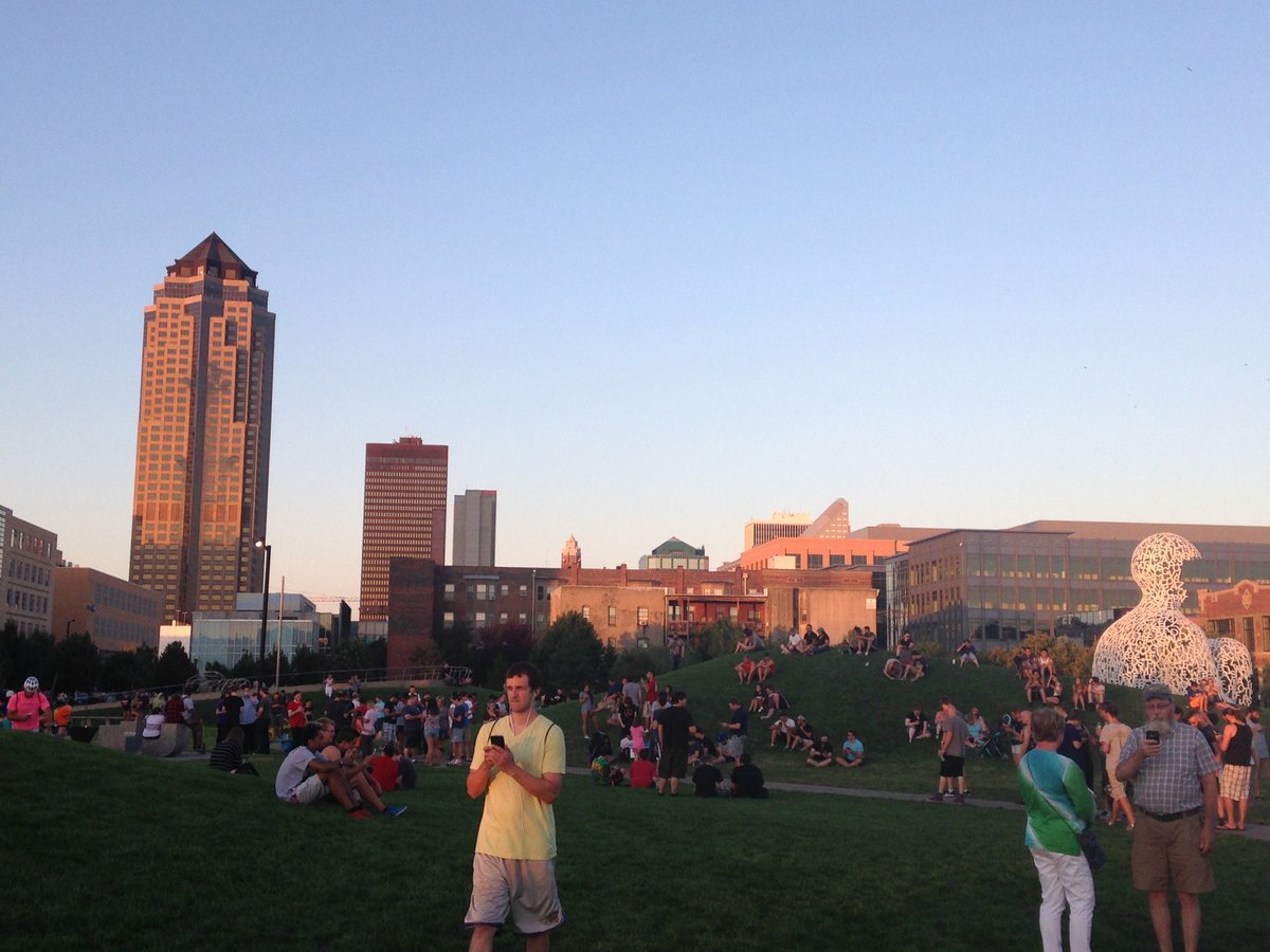 NickHermon's tweet photo. #TBT to a year ago when #PokemonGo first came out and Statue Park looked like this for a month #CatchDesMoines https://t.co/x25c4MOsql