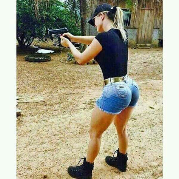 dedreviil's tweet image. Está vieja a de disparar más duro con el culo que con la pistola 😂