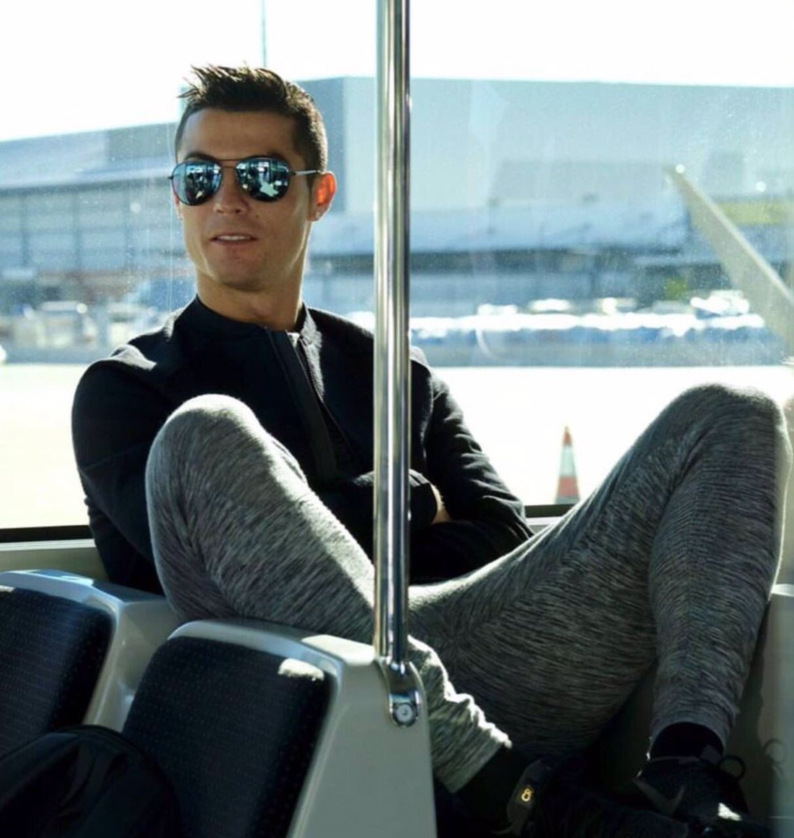 imjuliana__'s tweet photo. São quase 11 anos acompanhando sua carreira.. Obrigada por me apresentar o futebol e por tantas outras coisas incríveis ❤
PARABÉNS 🎉🎂👏
#CR32 https://t.co/KYenkxx5b3