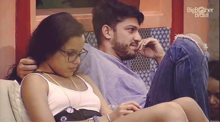 CapricheteJessi's tweet photo. Um carinho do amigo. Emilly e Luiz Felipe. #bbb17 https://t.co/NixEjZmUOK