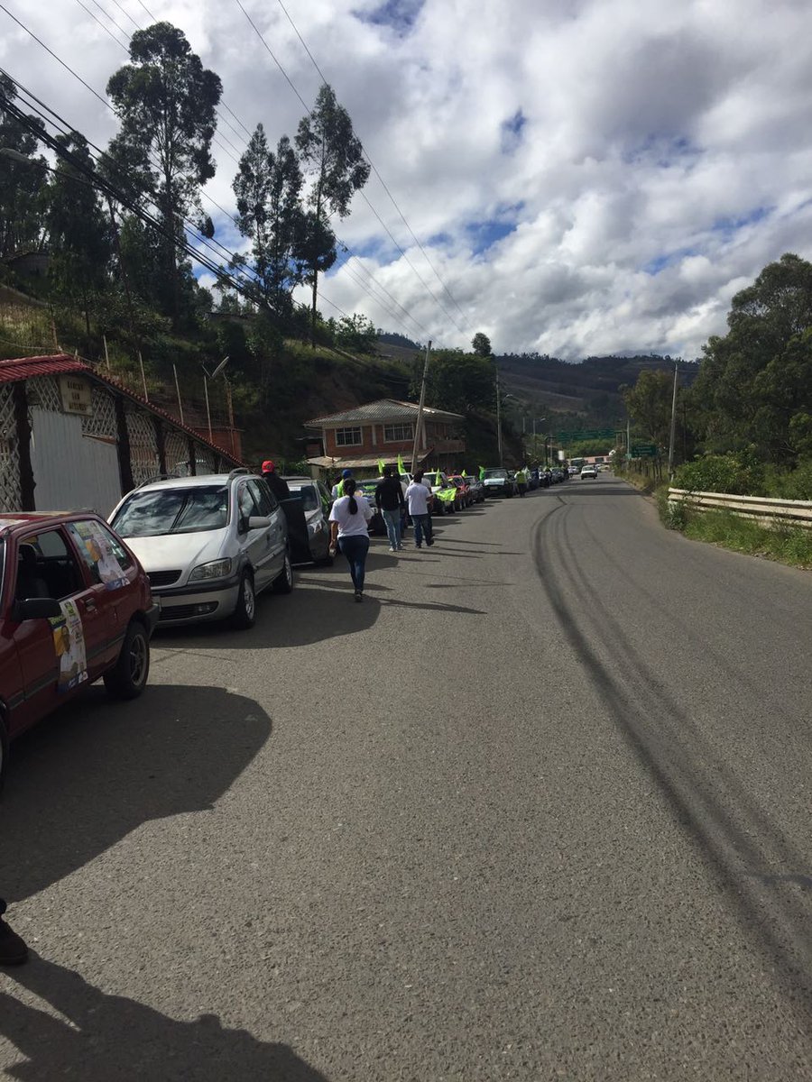 88888stat's tweet photo. Siguió la magacaravana Azogues—Cuenca de la #RevoluciónEducativa. #AugustoEspinosaTodo35 @Lenin presidente https://t.co/VF9Sb9lbrt