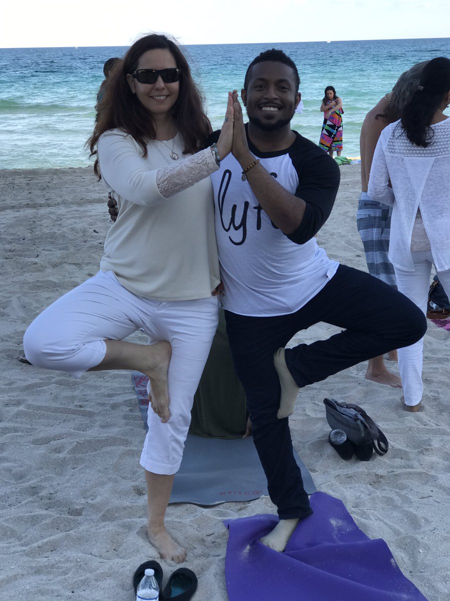 rajeshjagasia's tweet photo. Miami's beach was electrified with the @ArtofLiving meditation today as part of the DSN project https://t.co/p9lZ4ARhHu