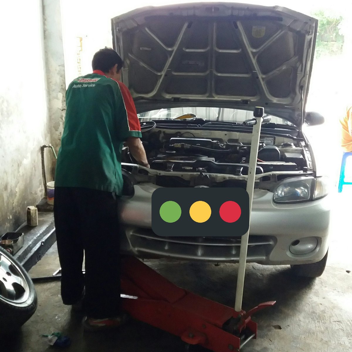 Alzibilla's tweet photo. Hari Minggu refresingnya di bengkel saja, Nonton TuneUp Mobil.

#MoveOnNow 
#Mobil_Care https://t.co/ZDZO9BXhFq