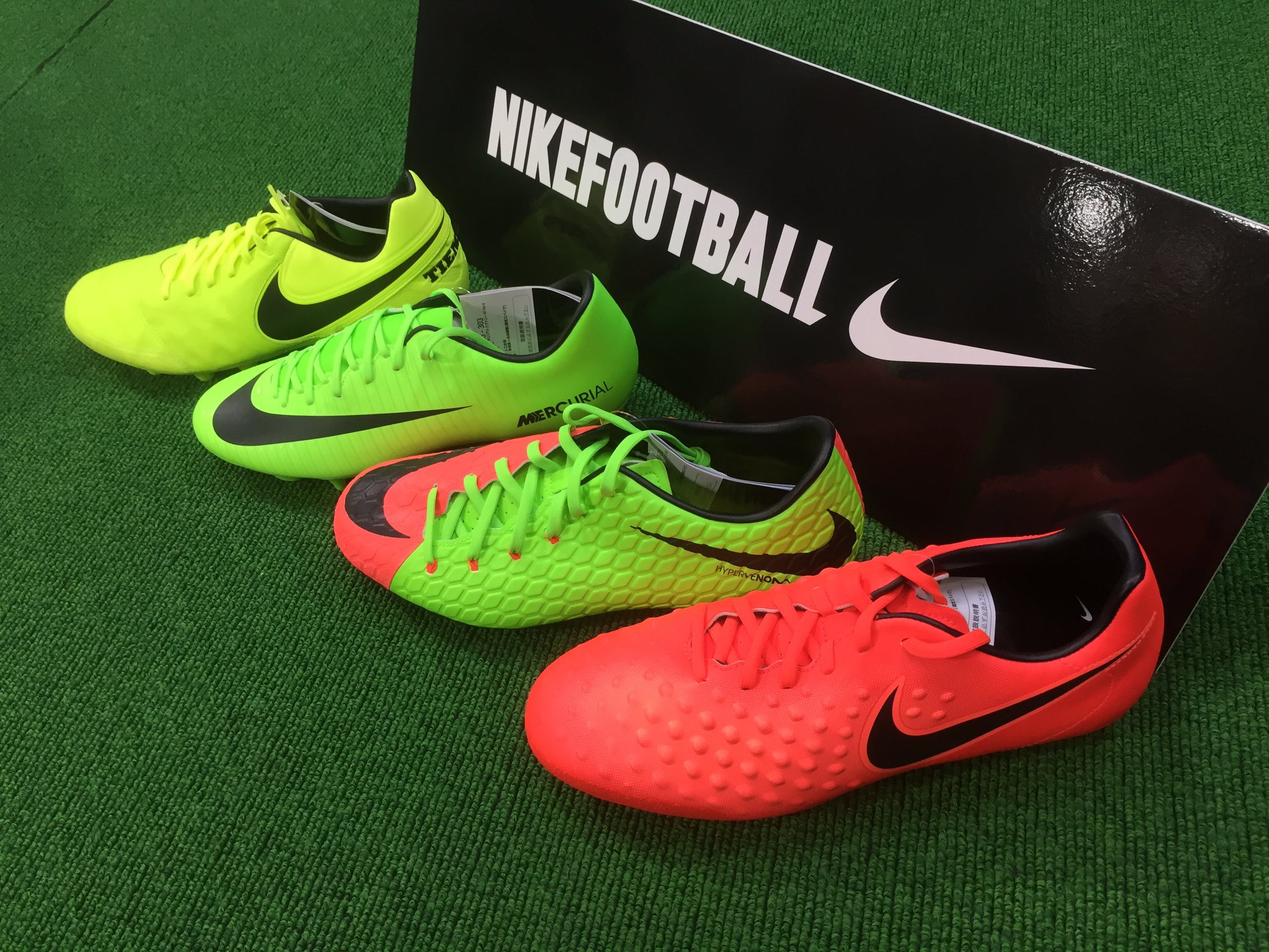 マツダスポーツ 高田店 サッカー フットサル サッカースパイク新作情報 ナイキ ラディエーションフレアパック 今回は蛍光色の派手なカラーモデル もちろんトレーニングシューズや Jr サイズもご用意しています 好きなシューズを