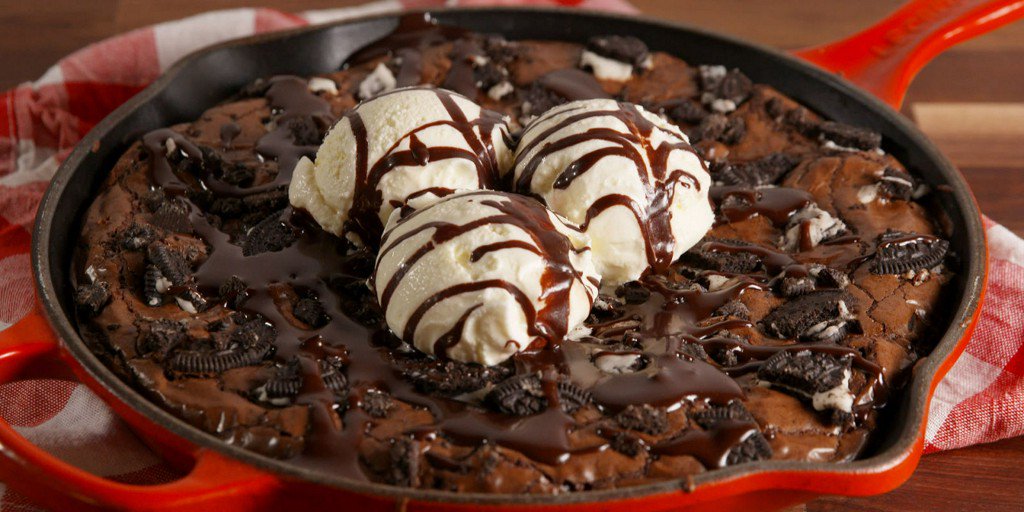 Delish's tweet photo. Our Skillet Slutty Brownie Satisfies Your Whole Squad https://t.co/5qstA5TYs4 https://t.co/1VywGqoZ61