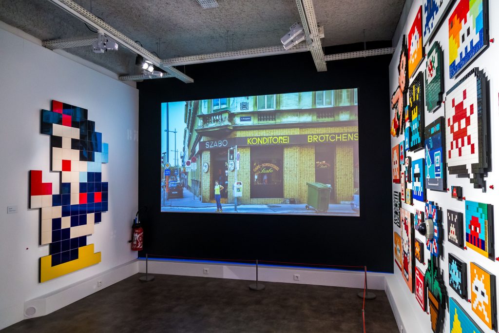 ParisJeTaime's tweet photo. Après avoir fait de Paris son terrain de jeu, le street-artist Invader envahit le @museeenherbe avec ses oeuvres multicolores #HelloMyGameIs https://t.co/69H5taHhO0