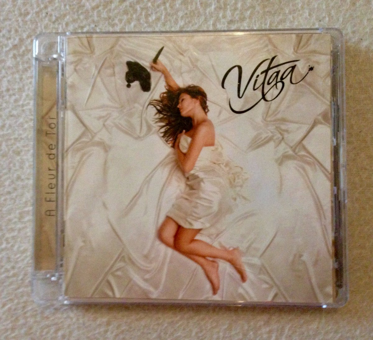Vitaa25's tweet photo. 10 ans déjà que le premier bijou de  @VITAA sortait dans les bacs... Quel disque !! #AFleurdeToi10ans 😍❤️ https://t.co/Dgt0ZIkp0d