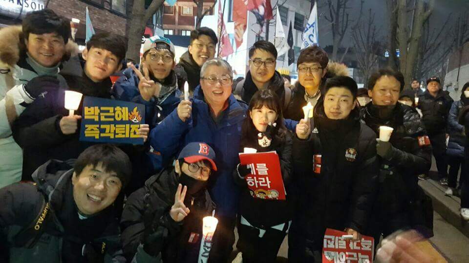 어제도 광화문에 나갔습니다.  한주 쉬어서 그런지, 청와대 압수수색이 거부당해서 그런지 이전보단 많은 분들이 광장을 메워주셨습니다. 자랑스럽고 든든했습니다

어제 광장에선 "특검연장"이 주된 이슈였습니다....goo.gl/312nxN