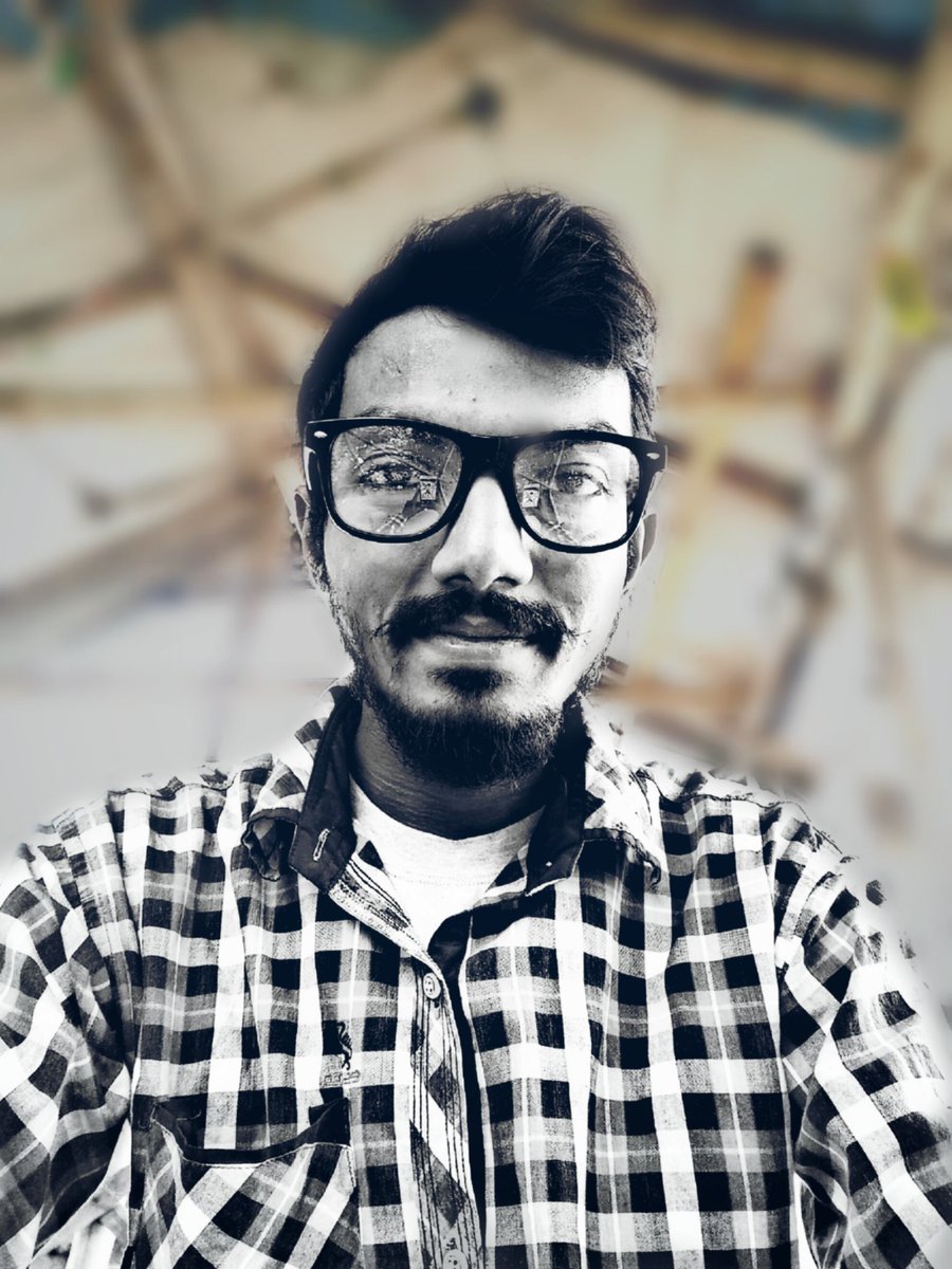 DebaSpeak's tweet photo. @SRKUniverse @SilvoStyleIndia Battery Nhi Bolneka. #RaeesPendant #RaeesLook @iamsrk https://t.co/1yPMCJgUqM