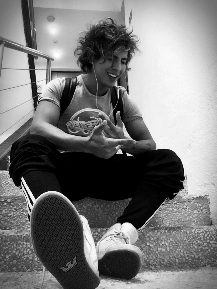 TeamDBolio's tweet photo. 🍬Nunca vi una persona tan apasionada por algo, como él lo es por la música🍬

🔮👑Tú dedicación a la música es única👑🔮

Te amo Charlie 😍❤💌 https://t.co/Uhf1j6ljVr