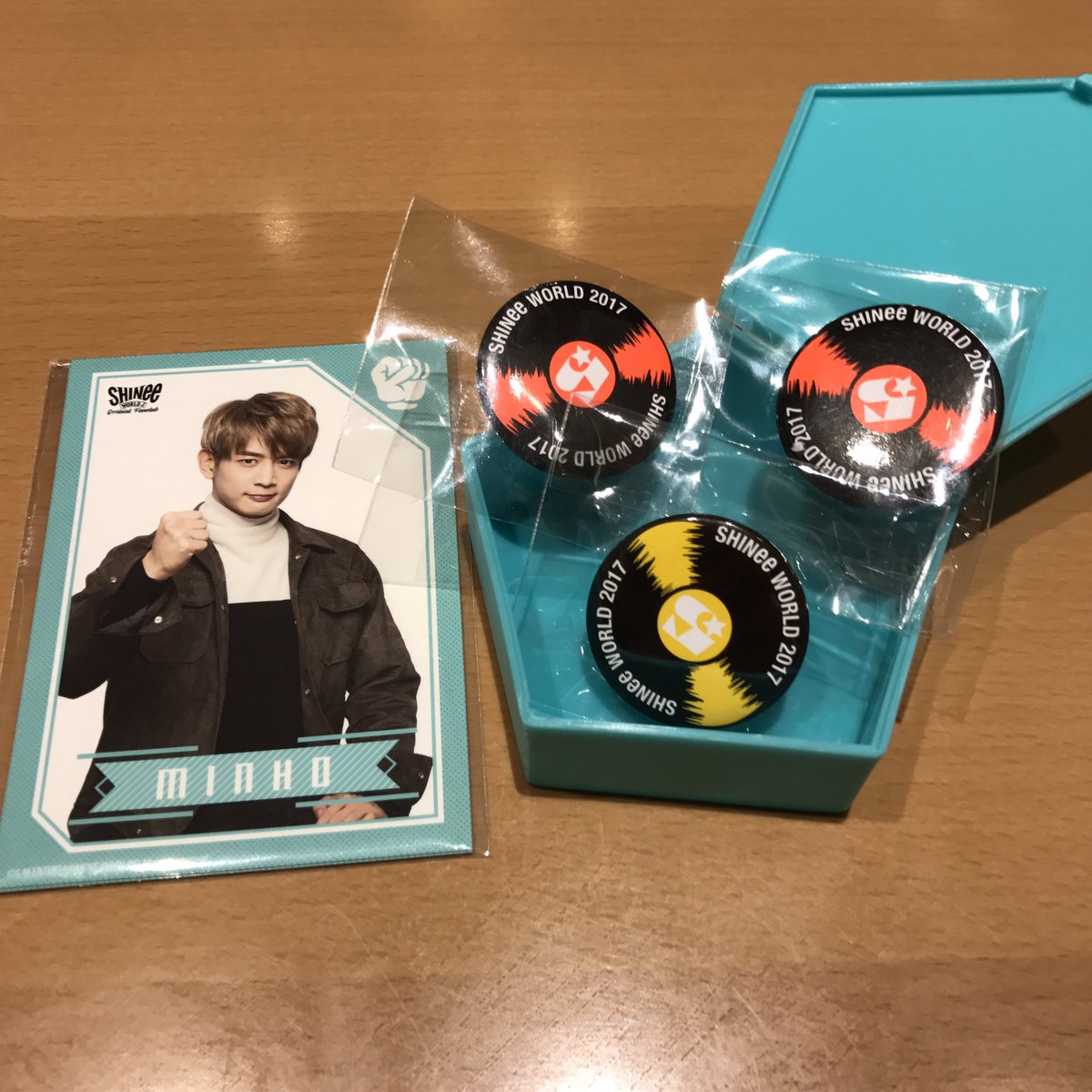 「拡散希望」
じゃんけんカード求テミン
バッジは帽子のオンユと刺繍の5またはSHINeeを求めてます。
入場前に交換希望です。お願いします