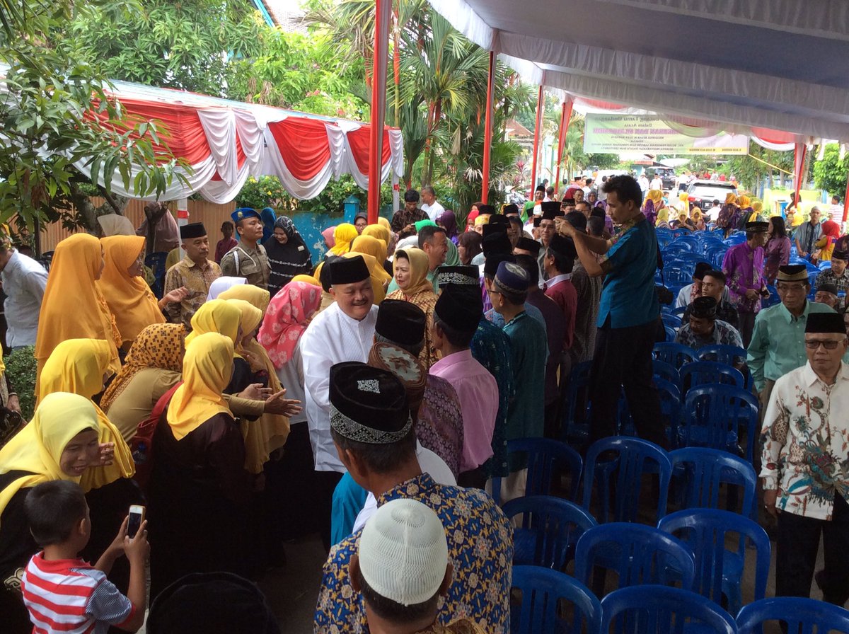 AgusfotoSumsel's tweet photo. Warga sambut Gubernur Sumsel H @alexnoerdin saat menghadiri Syukuran Dan Silaturahmi di Kota Sekayu Kab Muba, Minggu (05/2) https://t.co/WrQxM08c0p