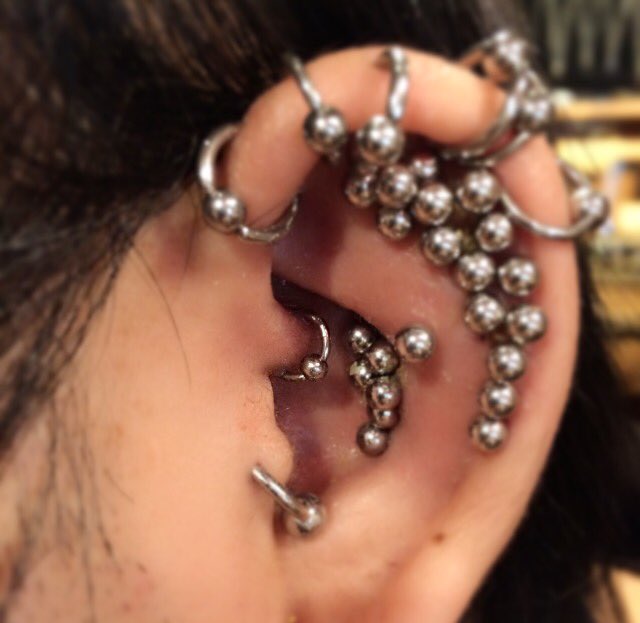 ボディピアス Redstar ボディピアスのお客様 16gダイス キャプティブビーズリング 内径6mm ボール3mm バナナバーベルからビーズリングにチェンジ 小さめのリングでスッキリしました ボディピアス ダイスピアス 軟骨ピアス 宇都宮redstar T