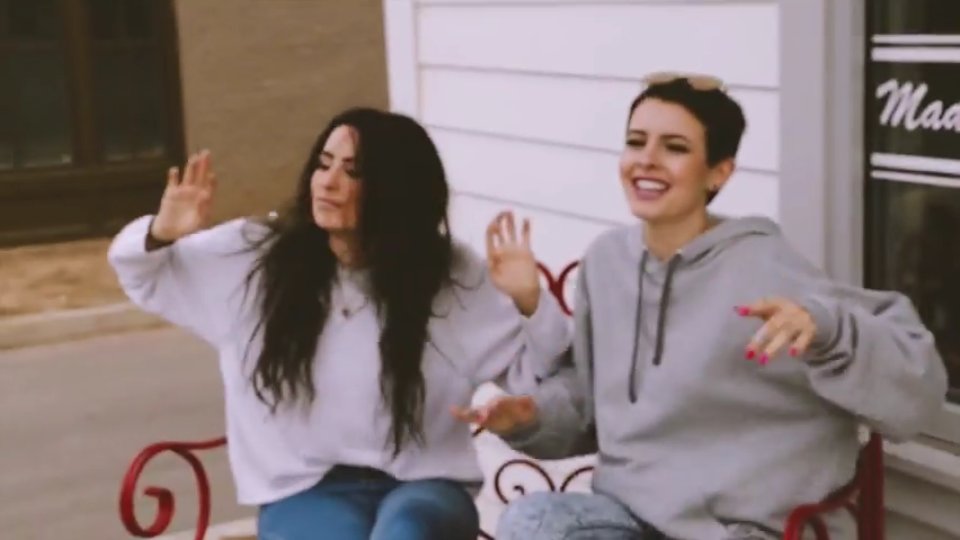 inniexoxo's tweet photo. Love this cover
#CimorelliNewVideo
#CimorelliSaturday
@LaurenCimorelli @ChristinaCIM @LisaCim @AmyCim @KathCim @DaniCim @Cimorelliband https://t.co/uOzrTeOywv
