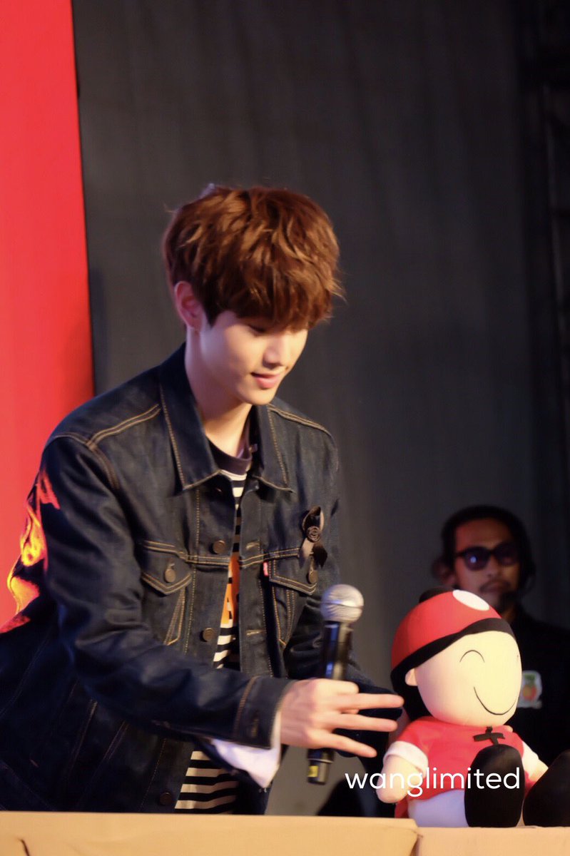 bmark_nyoung's tweet photo. อิจฉาโคโค่ไม่พอ ยังจะอิจฉาตุ๊กตา เล่นเป็นเด็กน้อยน่ารักไปอีก ขอบคุณคุณเพื่อนที่ยังไม่ลืมถ่ายให้พี่ #พี่นกเพื่อนไม่นก #Mark #got7 https://t.co/91h5D8cHav