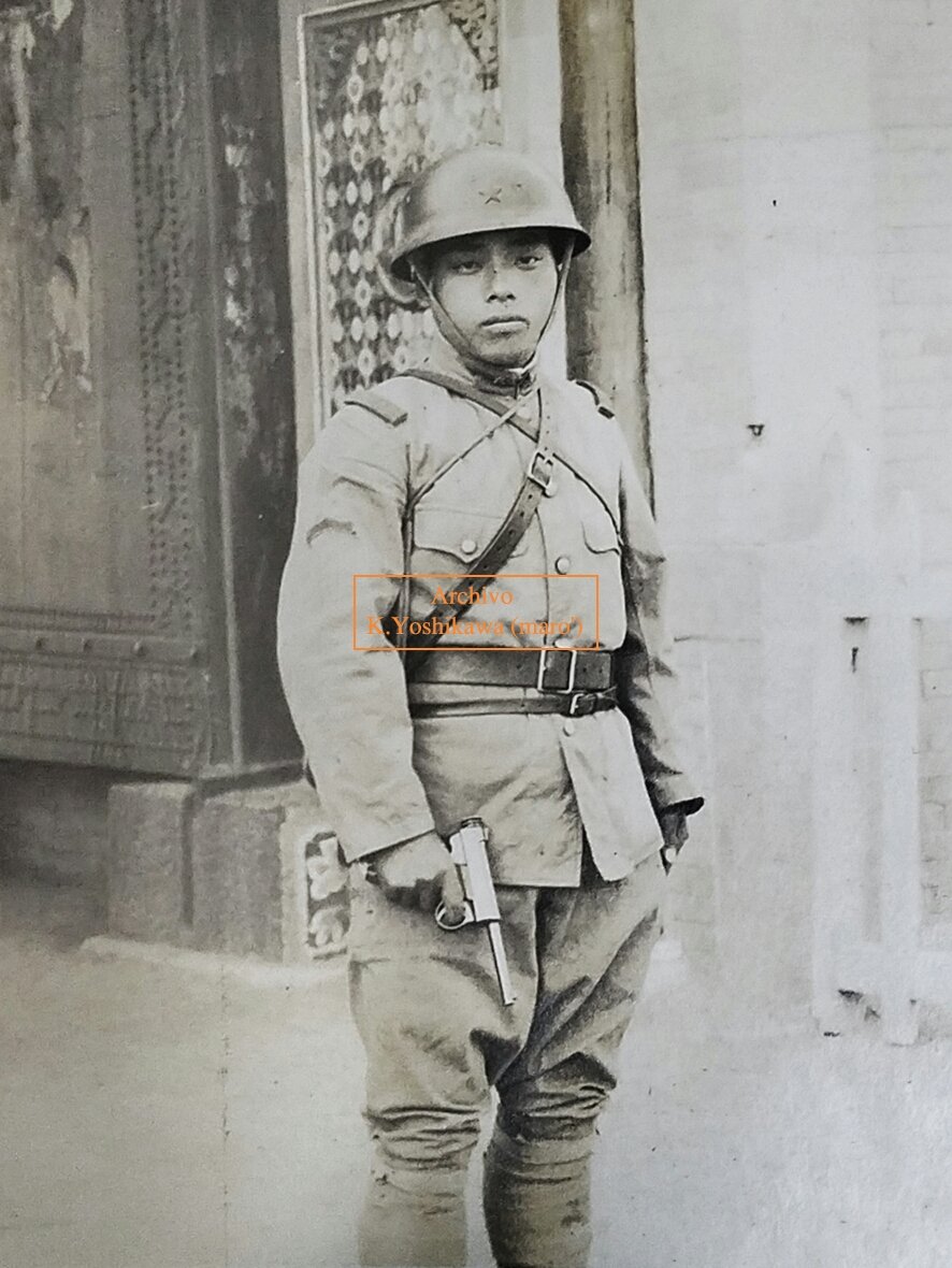 これも満州事変後の独立守備隊第三大隊アルバムから、南部十四年式拳銃