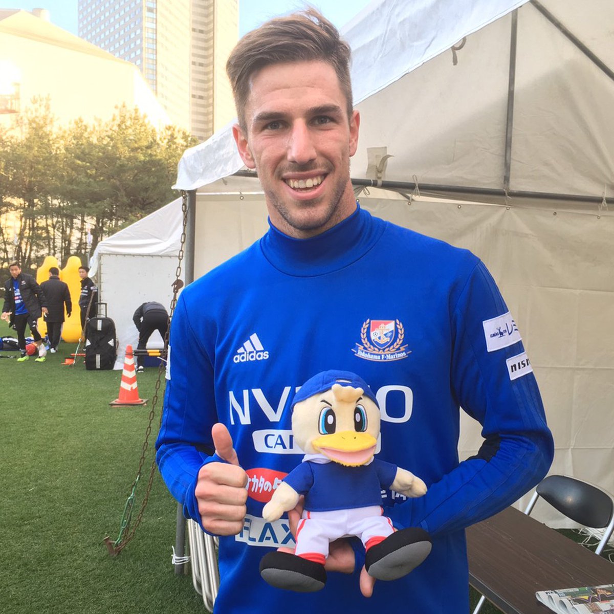prompt_fmarinos's tweet photo. #マリノスケＪマスコット総選挙

がんばれ! マリノスケ！

ミロシュ デゲネク選手は、マリノスケを応援しています(*•̀ㅂ•́)و

https://t.co/a7muFuw1Kh

#fmarinos #宮崎キャンプ　@marinosuke_yfm5 https://t.co/aWicHSnQTS