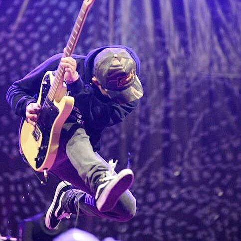 vansofficialID's tweet photo. Jump into the fear with both feet! Happy Sunday! || @rocket_rokers Shot by:  @kusumo_inst #vansindonesia #offthewall https://t.co/hwEqRcTMug