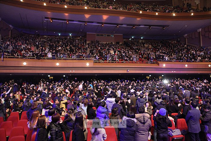 dujji04's tweet photo. 그거 아실런지 1층에 앉으신 분들 대부분 3층 객석이 있는지도 몰랐다는 사실ㅋㅋ무대에서 3층 얘기 나오니까 다들 올려다보면서 3층도 있어?허억....
도대체 얼마나 왔다는 거야 웅성웅성했다는 거
ㅋㅋㅋㅋㅋㅋㅋㅋㅋㅋ https://t.co/x7AYrylXRS
