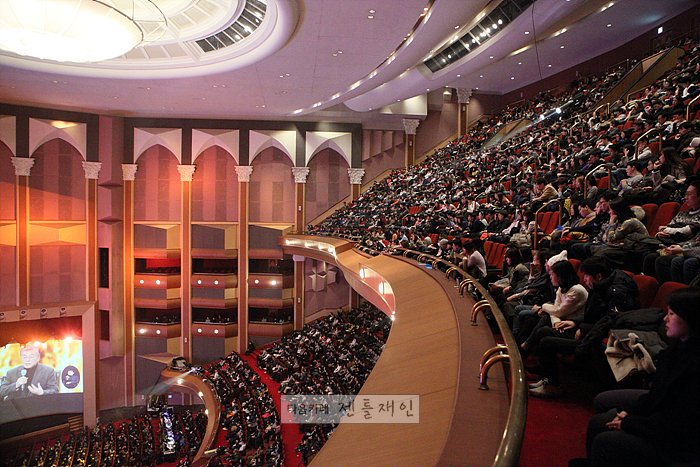 그거 아실런지 1층에 앉으신 분들 대부분 3층 객석이 있는지도 몰랐다는 사실ㅋㅋ무대에서 3층 얘기 나오니까 다들 올려다보면서 3층도 있어?허억....
도대체 얼마나 왔다는 거야 웅성웅성했다는 거
ㅋㅋㅋㅋㅋㅋㅋㅋㅋㅋ