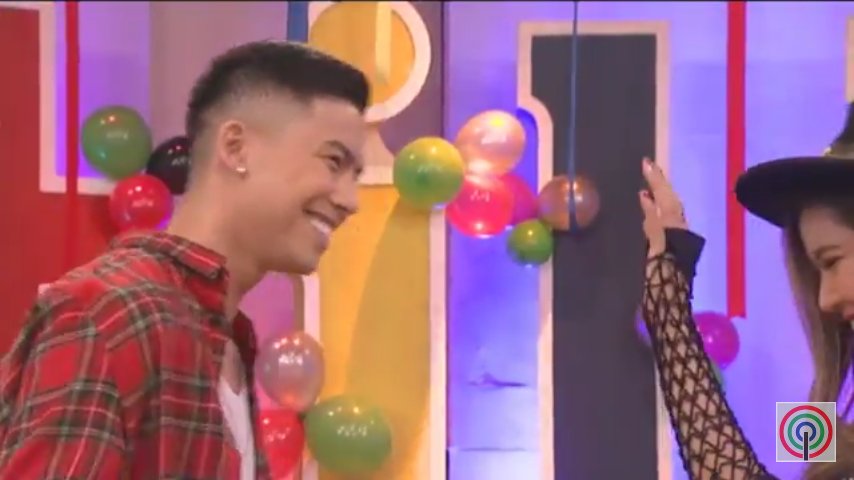 imjhanz23's tweet photo. Kinikilig ako sakanilang dalawa ππππ @tonythesharky @MyrtleGail Versace on the floor! #ToRtleASAPCHILLOUT https://t.co/cp1eNLw2Wy