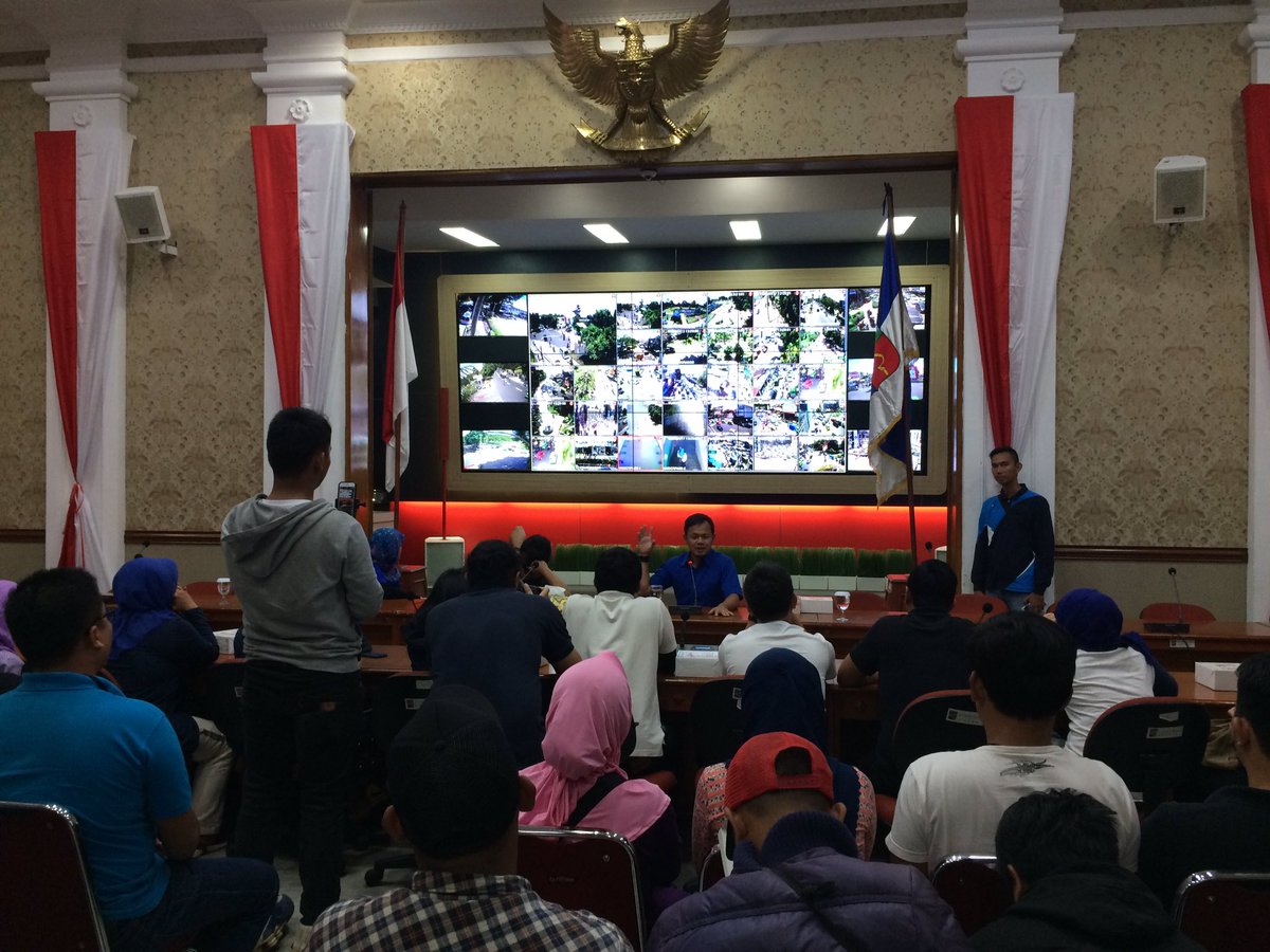 NET_CJ's tweet photo. Kang Bima sedang menjelaskan tentang bagaimana caranya Ia mengawasi Kota Bogor nih. #NETCJCamp2017 https://t.co/OETQ6bi5dS