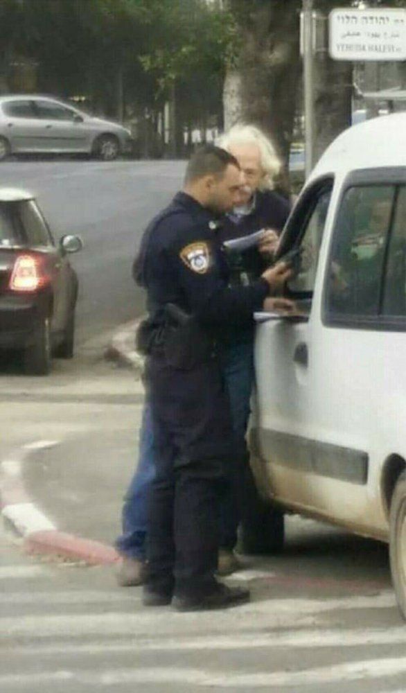 TheMemeVoyager's tweet photo. Cop: "Do you know how fast you were going?"

Albert Einstein: "Speed is relative officer." https://t.co/qKir5rNIOs