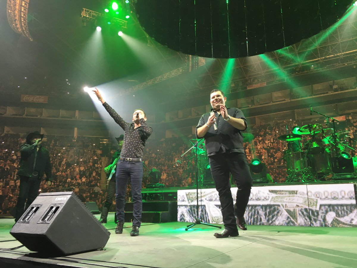 _Parte_1's tweet photo. Durante su show en @ArenaMty la sorpresa fue cuando @DUELOOFICIAL invitó al escenario a @memogarzaa de @adictivaoficial a cantar #TeCompro https://t.co/ncmefVFh0e