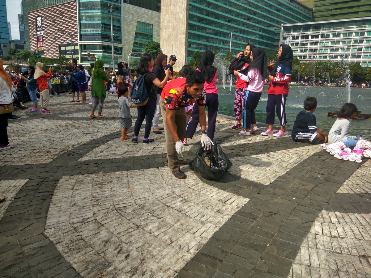 Terus bergerak ... 
tak henti menginspirasi dan megedukasi masyarakat...
5 Februari 2017

#JKTCleanAction
#SekolahRelawan
#BebasSampah2020