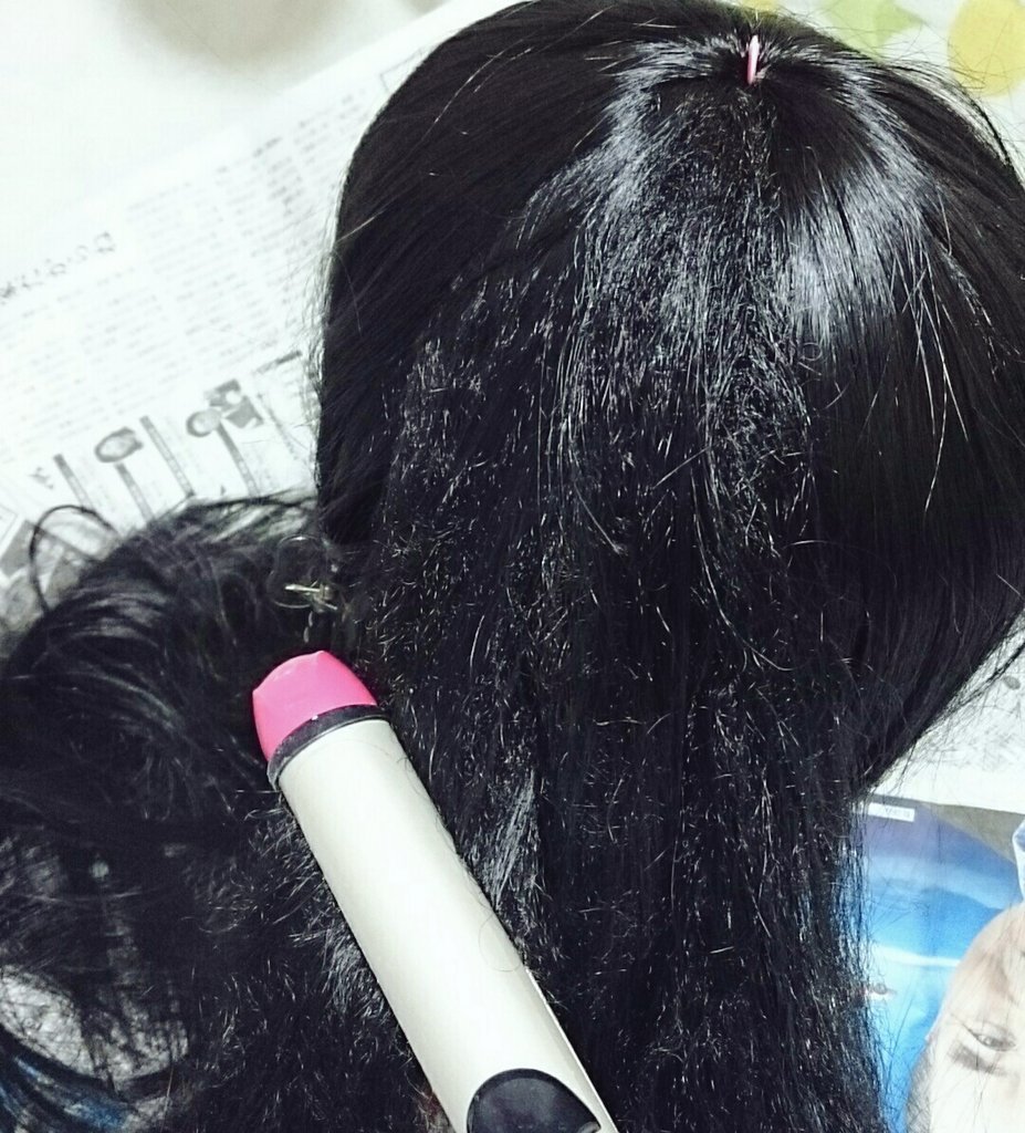 しく Pa Twitter 阿含ウィッグ作り方 非耐熱ウィッグに160度で根本からアイロンを当てて毛を傷めつける チリチリになったら毛並みを意識しながら 適量２束すくって捻りながら境を死ぬほどコームで逆毛たてる 全部余すとこなく束に出来たらケープを余す