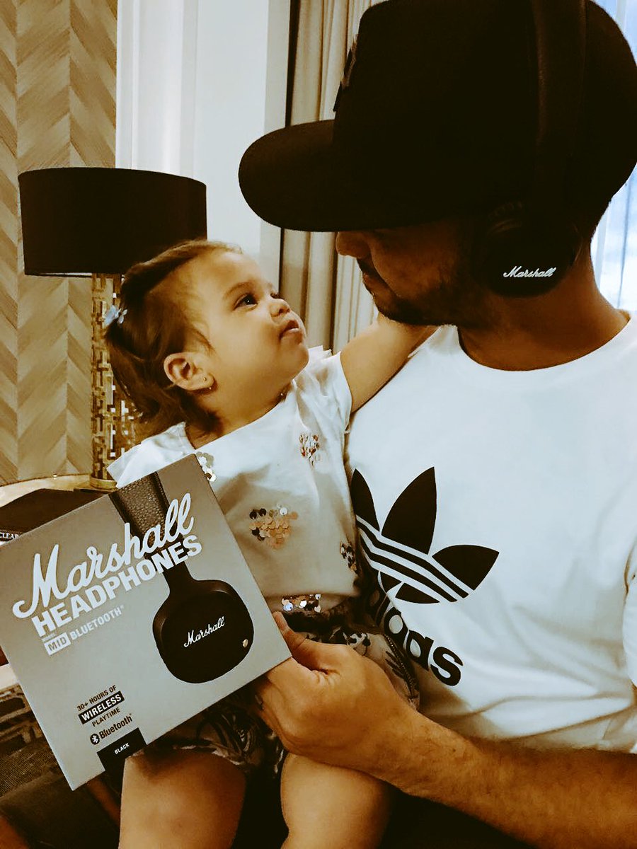 Stoked by these new Marshall earphones thx to <a href="/MyiStoreSA/">iStoreZA</a> seems like somebody wants to claim them already.. #growingway2fast