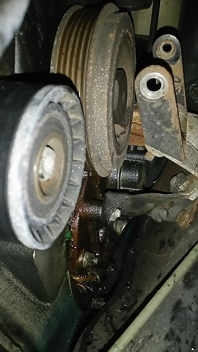 キングスロード 大阪のローバーミニ専門店 En Twitter 今日もラジエターを降ろしてますが 今日は水漏れではなくオイル漏れです タイミングチェーンカバーからのオイル漏れです ここからの漏れもよくありますね 車の正面に立って向かって右側 ラジエターの